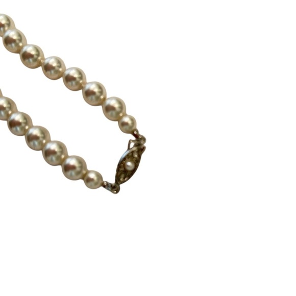 Vintage faux off white luscious pearl necklace with embossed silver tone clasp - Picture 5 of 6